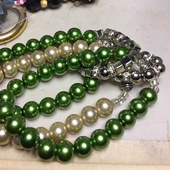 faux pearl bracelet .. 3 strands  stretchy  colors and silver metal  … PBR-1 - Picture 5 of 6